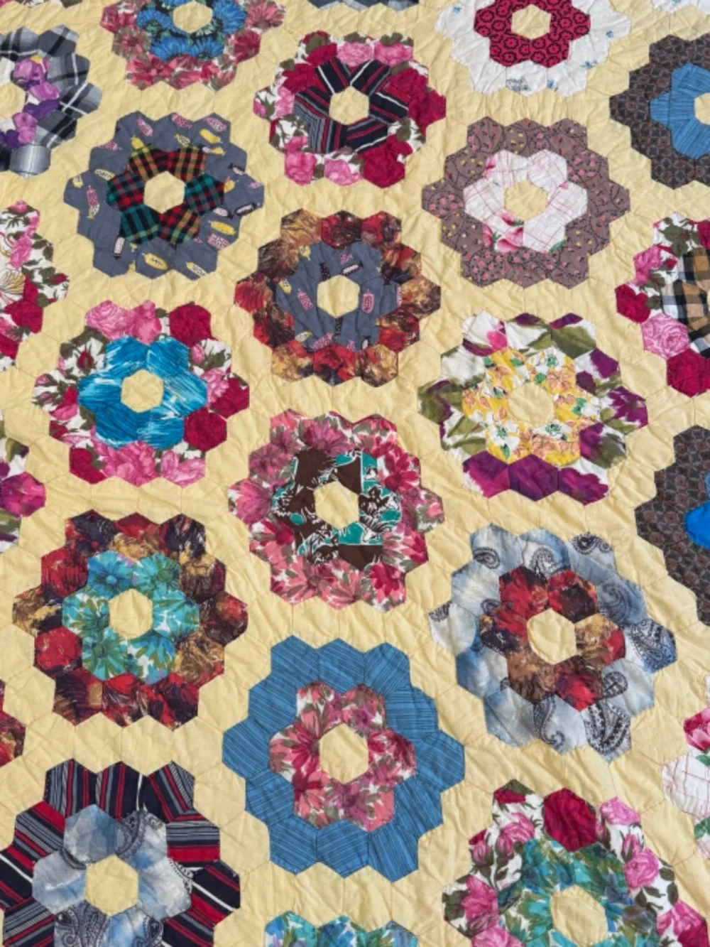 Vintage Grandmother’s Flower Garden Hexagon Quilt - Picture 4 of 9